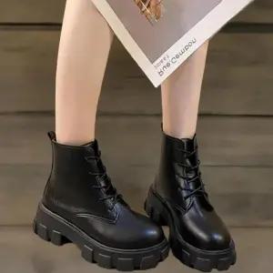 [신상오픈런]여성 클래식 키높이 볼드 밑창 앵클 워커 숏 부츠 (42240756)