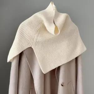 [신상오픈런]여성 루즈핏 골지 넥워머 어깨 숄 트임 목도리 (41033892)