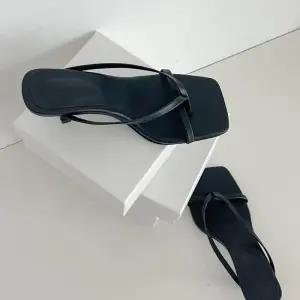 [신상오픈런]여성 여름 미들힐 슬림 스트랩 쪼리 가죽 뮬 휴가룩 (36195364)