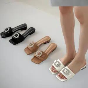 [신상오픈런]여성 기본 큐빅 메탈 사각버클 스퀘어코 뮬 샌들 (34705684)