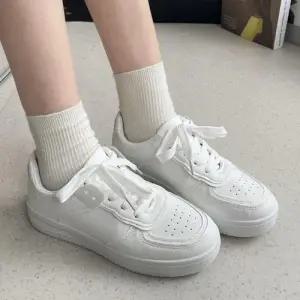 모던 베이직 디자인 여성 키높이 무지 스니커즈 WFGJENE