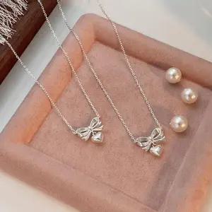 [신상오픈런]리본 하트참 얇은체인 여성스러운 은색목걸이 (30273450)