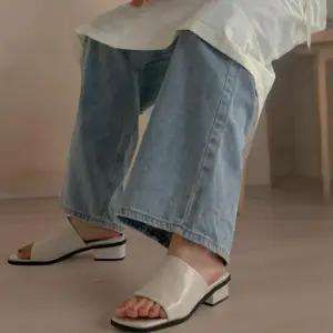 [신상오픈런]여성 글로시 가죽 스트랩 샌들 통굽 오픈토 (34705812)