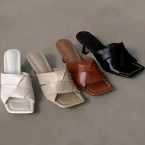 [신상오픈런]여성 클래식 가죽 엮음 디자인 뮬 샌들 (34705680)