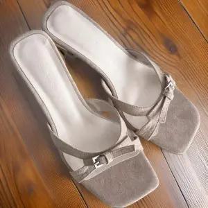 [신상오픈런]여성 하객 스타일 리본 벨트 스트랩 하이힐 뮬 슈즈 (33145143)