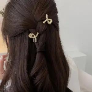 [신상오픈런]큐빅집게핀 꼬임 미니 옆머리 여성스러운 머리핀2종 (30317452)