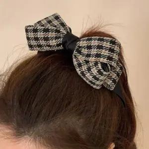 [신상오픈런]바나나집게핀 리본 발레코어 여성스러운 체크 머리핀 (30317109)