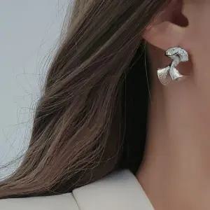 [신상오픈런]여자 유니크 패션 18K 꼬임 트위스트 메탈 귀걸이 (41033738)