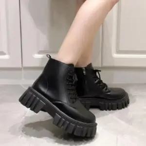 [신상오픈런]여성 하이탑 사이드지퍼 검정 청키 아웃솔 워커 (42240778)