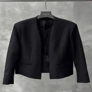 남성용 블랙 투피스 모델 윙팁 정장 노카라 자켓 패드 가짜 코트 원픽1