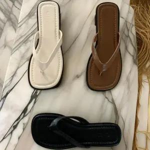 [신상오픈런]여성쪼리 사각코 올블랙 플립플랍 슬리퍼 (30893411)