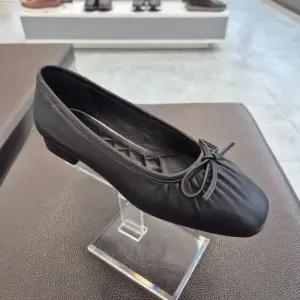 엘칸토 HC11 양가죽 여성 플랫 1CM 세미정장 플랫 펌프스  K7T3U6Q1319