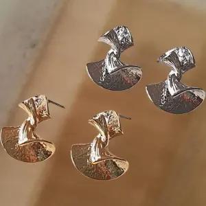 [신상오픈런]여성 독특한 스타일 18K 트위스트 메탈 귀걸이 (41007378)