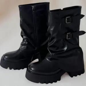 [신상오픈런]여성용 블랙 가죽 미들 부츠 버클 장식 가을 레그워머 플랫폼 (39115224)