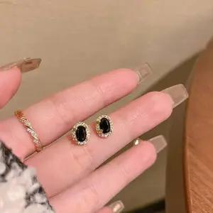 [신상오픈런]여성용 독특한 블랙 스톤 원형 스터드 귀걸이 (39096591)