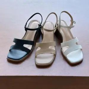 [신상오픈런]여성 여름 단색 사각코 버클 통굽 가죽 샌들 (39079913)