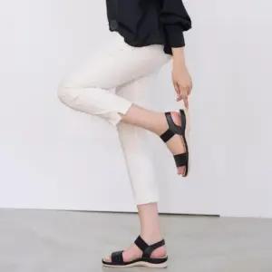 [신상오픈런]여성용 블랙 골드 가죽 비즈 장식 샌들 (39079894)