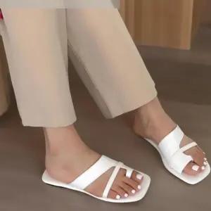 [신상오픈런]여자 블랙 아이보리 사각앞코 낮은굽 슬리퍼 쪼리 (39079941)