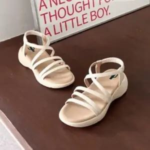 [신상오픈런]여성용 블랙 아이보리 쿠셔닝 스트랩 편안한 샌들 (39079909)