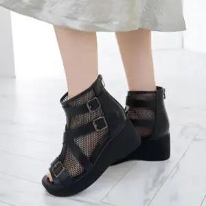 [신상오픈런]여성용 블랙과 화이트 메쉬 가죽 스트랩 키높이 앵클 샌들 (39079891)