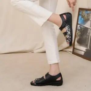 [신상오픈런]여성용 가죽 우레탄 미끄럼 방지 스트랩 플로랄 샌들 (39079884)