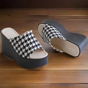 [신상오픈런]여성 일상용 체크 디자인 키높이 플랫폼 슬리퍼 (32967009)
