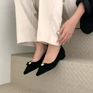 [신상오픈런]리본 뾰족코 여성스러운 스웨이드 굽낮은 금장 펌프스 (30907216)