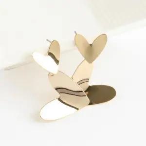 [신상오픈런]하트 귀여운 얇은장식 찰랑 드롭귀걸이 금색 (29965100)