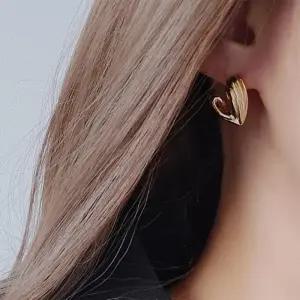 [신상오픈런]하트볼귀걸이 사선 페스츄리 음각 이어링 (29965068)