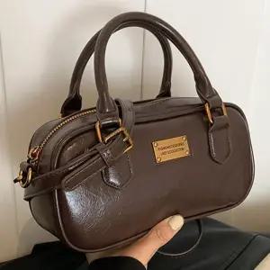 [신상오픈런]미니토트백 금장 지퍼 여성핸드백 키링 포함 (28832832)