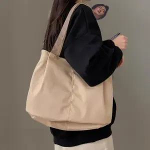 [신상오픈런]여성 나일론 경량 숄더백 배색 디자인 키치무드 가방 (41031262)