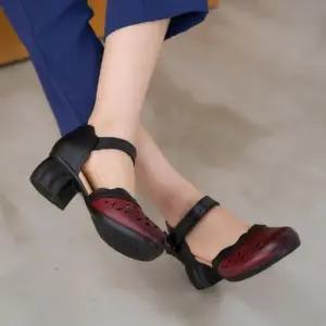 [신상오픈런]여성용 가죽 미끄럼 방지 펀칭 플라워 장식 통굽 로퍼 (39079978)