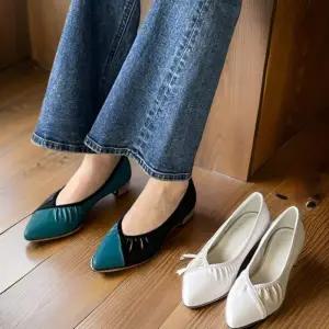 [신상오픈런]여성용 투톤 가죽 뾰족구두 낮은 굽 정장화 (32967068)