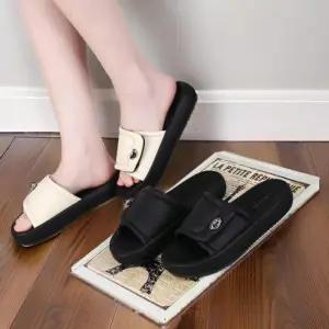 [신상오픈런]여성용 여름 메탈 디테일 편안한 미끄럼 방지 슬리퍼 (32967050)