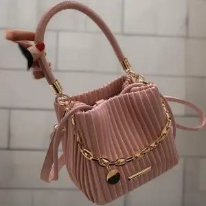 [신상오픈런]여성 미니 가방 독특한 골드체인 스트랩 (33305791)