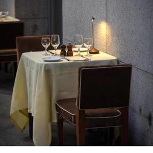 2600 MAH 고급 단순 무선 충전 책상 램프, 호텔 바 테이블 장식 조명