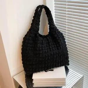 여성 구름 백 보부상 데일리 숄더 천 가방 블랙 구름백 패딩 퀄팅백 직장인 보자기 여자