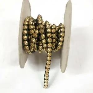 드레스와 의상용 메탈릭 스파이크 스터드 트림 야드에서 판매하는 골드 패브릭