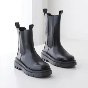 [신상오픈런]첼시부츠 둥근코 통굽 키작녀 청키 유광 올블랙 (28760419)