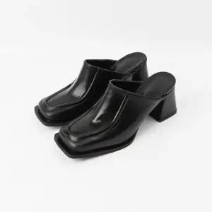 [롯데백화점]신난다슈 여성 뮬 힐 7cm 뮬 슬리퍼 샌들힐 블로퍼 스퀘어토 키높이 통굽 TMZ233029 블랙