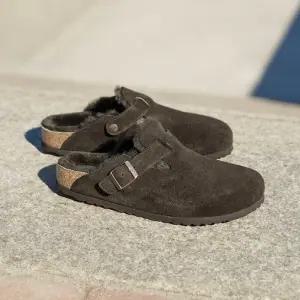 [버켄스탁]버켄스탁 보스턴 시어링 스웨이드 슬리퍼 모카