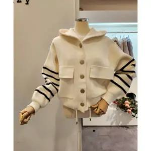 [대구백화점] [클리지]후드넥 버튼 양포켓 스트링 니트자켓(CO9WJK11)