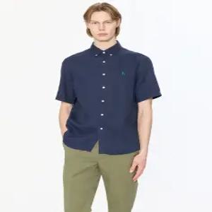 헤지스 남성 25SS [스테디셀러] 네이비 버튼다운 린넨 반팔캐주얼셔츠 WHSH5B502N2