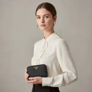 여성 사피아노 트라이앵글 로고 반지갑 1ML018 QHH F0002