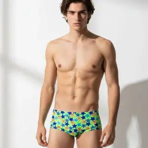 토네이도 팝아트 멀티 스타 남자 수영복 숏사각 트렌디한 시크한 무드 실내 수영장