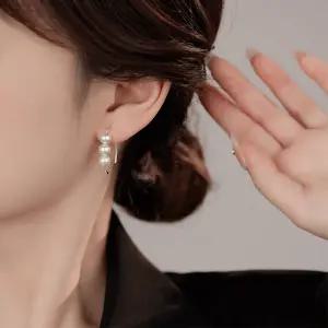 더 아르니 진주 후크 귀걸이 실버 여성 데일리 하객룩 드롭 이어링 미니멀 포인트 악세사리