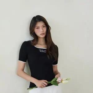 [에고이스트](대전신세계)[BL] 로즈 레터링 배색 반팔 니트(ES2OKH01)