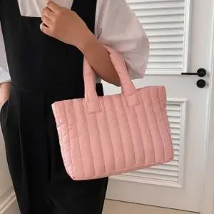 여자 집 앞 외출 마실 소지품 퀼팅 토트 백 가방 코디 QrI4+2NZn
