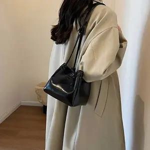 여성쇼퍼백 유니크 복조리 디자인 유광가죽소재 데일리 숄더백