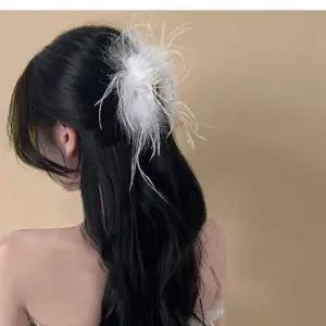 [골드스마일]헤어클립 퍼 장식 미니 웨딩 반묶음 올림머리 무대 파티 아이돌